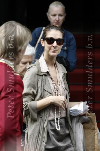Amsterdam 5 juni 2008
Celine Dion haar man Rene en dochter vertrekken uit het Amstel Hotel om vanaf schiphol oost met een prive vliegtuig naar Denemarken te vliegen.
Celine nam alle tijd om de fans een handtekening te geven en om met ze op de foto te gaan.