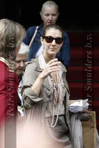 Amsterdam 5 juni 2008
Celine Dion haar man Rene en dochter vertrekken uit het Amstel Hotel om vanaf schiphol oost met een prive vliegtuig naar Denemarken te vliegen.
Celine nam alle tijd om de fans een handtekening te geven en om met ze op de foto te gaan.