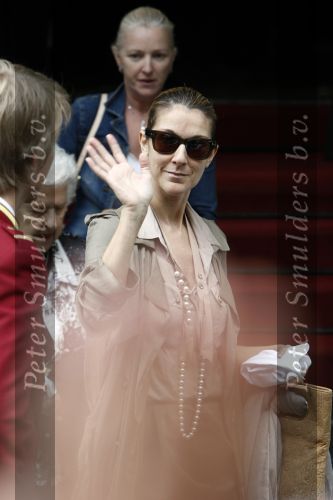 Amsterdam 5 juni 2008
Celine Dion haar man Rene en dochter vertrekken uit het Amstel Hotel om vanaf schiphol oost met een prive vliegtuig naar Denemarken te vliegen.
Celine nam alle tijd om de fans een handtekening te geven en om met ze op de foto te gaan.
