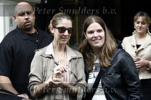Amsterdam 5 juni 2008
Celine Dion haar man Rene en dochter vertrekken uit het Amstel Hotel om vanaf schiphol oost met een prive vliegtuig naar Denemarken te vliegen.
Celine nam alle tijd om de fans een handtekening te geven en om met ze op de foto te gaan.