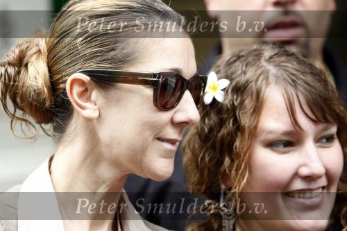 Amsterdam 5 juni 2008
Celine Dion haar man Rene en dochter vertrekken uit het Amstel Hotel om vanaf schiphol oost met een prive vliegtuig naar Denemarken te vliegen.
Celine nam alle tijd om de fans een handtekening te geven en om met ze op de foto te gaan.