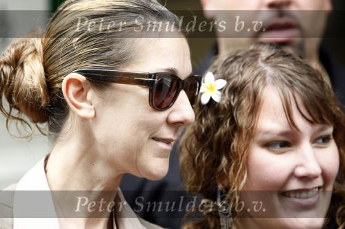 Amsterdam 5 juni 2008
Celine Dion haar man Rene en dochter vertrekken uit het Amstel Hotel om vanaf schiphol oost met een prive vliegtuig naar Denemarken te vliegen.
Celine nam alle tijd om de fans een handtekening te geven en om met ze op de foto te gaan.