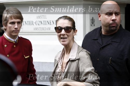 Amsterdam 5 juni 2008
Celine Dion haar man Rene en dochter vertrekken uit het Amstel Hotel om vanaf schiphol oost met een prive vliegtuig naar Denemarken te vliegen.
Celine nam alle tijd om de fans een handtekening te geven en om met ze op de foto te gaan.