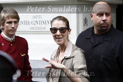 Amsterdam 5 juni 2008
Celine Dion haar man Rene en dochter vertrekken uit het Amstel Hotel om vanaf schiphol oost met een prive vliegtuig naar Denemarken te vliegen.
Celine nam alle tijd om de fans een handtekening te geven en om met ze op de foto te gaan.