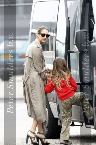 Amsterdam 5 juni 2008
Celine Dion haar man Rene en dochter vertrekken uit het Amstel Hotel om vanaf schiphol oost met een prive vliegtuig naar Denemarken te vliegen.
Celine nam alle tijd om de fans een handtekening te geven en om met ze op de foto te gaan.