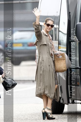 Amsterdam 5 juni 2008
Celine Dion haar man Rene en dochter vertrekken uit het Amstel Hotel om vanaf schiphol oost met een prive vliegtuig naar Denemarken te vliegen.
Celine nam alle tijd om de fans een handtekening te geven en om met ze op de foto te gaan.