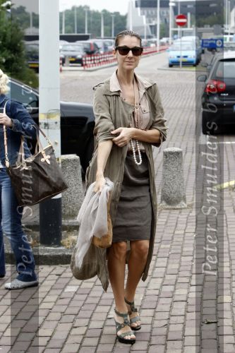 Amsterdam 5 juni 2008
Celine Dion haar man Rene en dochter vertrekken uit het Amstel Hotel om vanaf schiphol oost met een prive vliegtuig naar Denemarken te vliegen.
Celine nam alle tijd om de fans een handtekening te geven en om met ze op de foto te gaan.