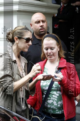 Amsterdam 5 juni 2008
Celine Dion haar man Rene en dochter vertrekken uit het Amstel Hotel om vanaf schiphol oost met een prive vliegtuig naar Denemarken te vliegen.
Celine nam alle tijd om de fans een handtekening te geven en om met ze op de foto te gaan.