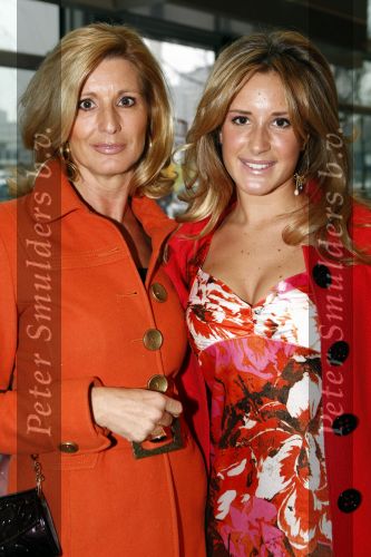 Amsterdam 16 maart 2008
Modeshow Danie Bles in expo 21. Chantal Bles met haar moeder
Peter Smulders bv