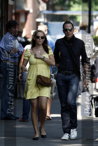 Amsterdam 30 augustus 2008
Chantal Janzen zwanger met haar vriend Marco aan het winkelen op de cornelis schuytstraat.