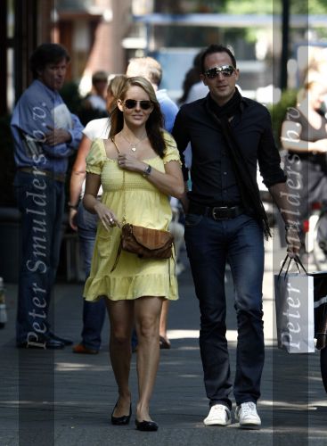 Amsterdam 30 augustus 2008
Chantal Janzen zwanger met haar vriend Marco aan het winkelen op de cornelis schuytstraat.