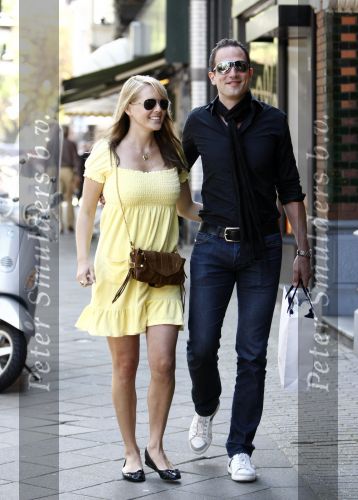 Amsterdam 30 augustus 2008
Chantal Janzen zwanger met haar vriend Marco aan het winkelen op de cornelis schuytstraat.