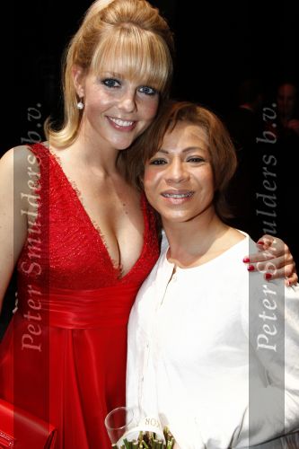 Rotterdam 20 april 2008
Premiere Les Miserables in het nieuwe luxor . Nurlaila en Chantal Janzen
Peter Smulders bv
