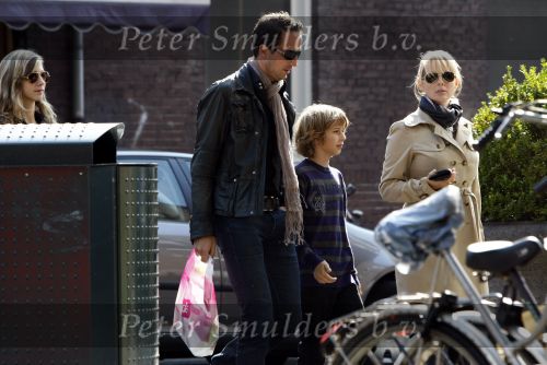 Amsterdam 20 september 2008
Chantal Janzen met vriend Marco en zijn 2 kinderen aan het winkelen.
