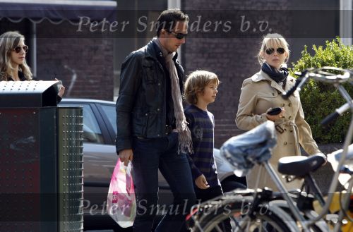 Amsterdam 20 september 2008
Chantal Janzen met vriend Marco en zijn 2 kinderen aan het winkelen.