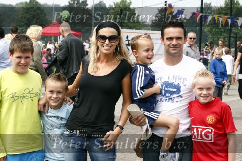 Amsterdam 7 juni 2008
Marc Overmars en zijn vrouw Chantal v Woensel met hun kinderen en zoons van broer bij dag voor ADHD op de toekomst bij ajax.