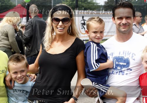 Amsterdam 7 juni 2008
Marc Overmars en zijn vrouw Chantal v Woensel met hun kinderen en zoons van broer bij dag voor ADHD op de toekomst bij ajax.