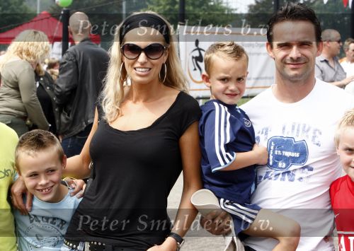 Amsterdam 7 juni 2008
Marc Overmars en zijn vrouw Chantal v Woensel met hun kinderen en zoons van broer bij dag voor ADHD op de toekomst bij ajax.