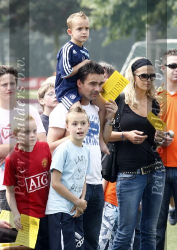 Amsterdam 7 juni 2008
Marc Overmars en zijn vrouw Chantal v Woensel met hun kinderen en zoons van broer bij dag voor ADHD op de toekomst bij ajax.