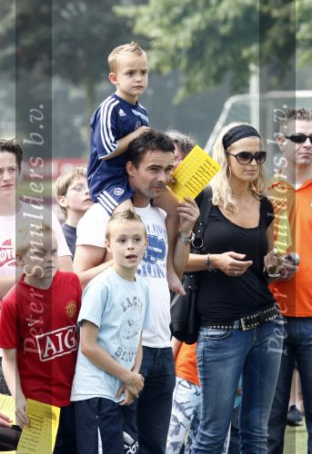 Amsterdam 7 juni 2008
Marc Overmars en zijn vrouw Chantal v Woensel met hun kinderen en zoons van broer bij dag voor ADHD op de toekomst bij ajax.
