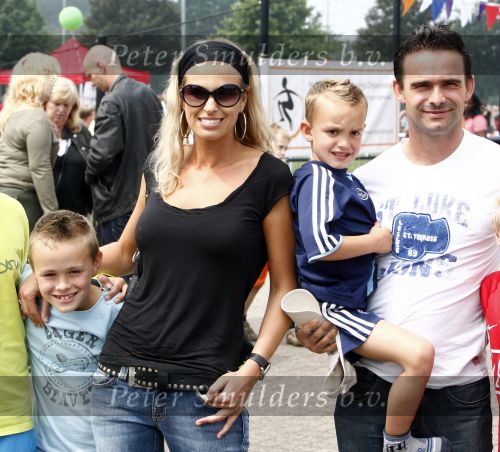 Amsterdam 7 juni 2008
Marc Overmars en zijn vrouw Chantal v Woensel met hun kinderen en zoons van broer bij dag voor ADHD op de toekomst bij ajax.
