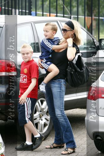 Amsterdam 7 juni 2008
Marc Overmars en zijn vrouw Chantal v Woensel met hun kinderen en zoons van broer bij dag voor ADHD op de toekomst bij ajax.