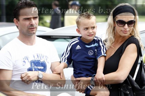 Amsterdam 7 juni 2008
Marc Overmars en zijn vrouw Chantal v Woensel met hun kinderen en zoons van broer bij dag voor ADHD op de toekomst bij ajax.