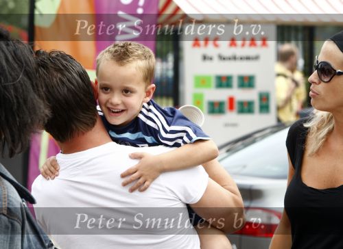 Amsterdam 7 juni 2008
Marc Overmars en zijn vrouw Chantal v Woensel met hun kinderen en zoons van broer bij dag voor ADHD op de toekomst bij ajax.