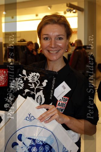 Amsterdam 1 december 2007
Bekende nederlanders verkopen op wereld aids dag draagtassen voor het goede doel in de bijenkorf. Charlotte Besijn