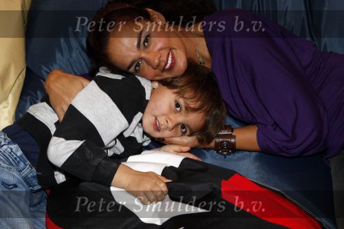 Sprang Capelle 9  decembe r 2007
Chimene v Oosterhout met zoon Liam bij preentatie DVD Rattatouli .