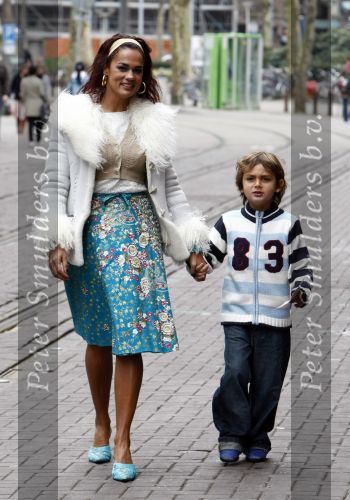 Amsterdam 12 april 2008
Chimene v Oosterhout met zoontje Liam bij premiere Morisson krijgt een zusje.