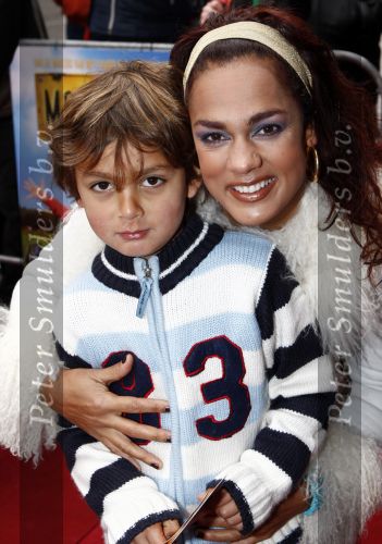 Amsterdam 12 april 2008
Chimene v Oosterhout met zoontje Liam bij premiere Morisson krijgt een zusje.