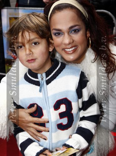 Amsterdam 12 april 2008
Chimene v Oosterhout met zoontje Liam bij premiere Morisson krijgt een zusje.