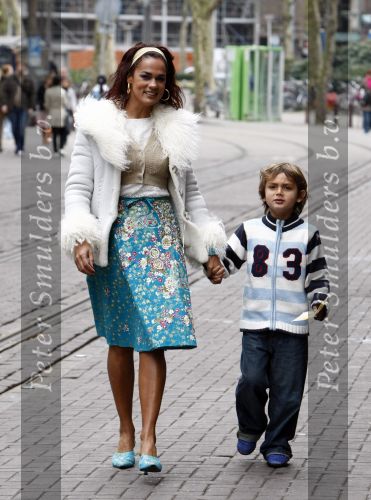 Amsterdam 12 april 2008
Chimene v Oosterhout met zoontje Liam bij premiere Morisson krijgt een zusje.