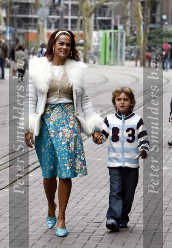 Amsterdam 12 april 2008
Chimene v Oosterhout met zoontje Liam bij premiere Morisson krijgt een zusje.