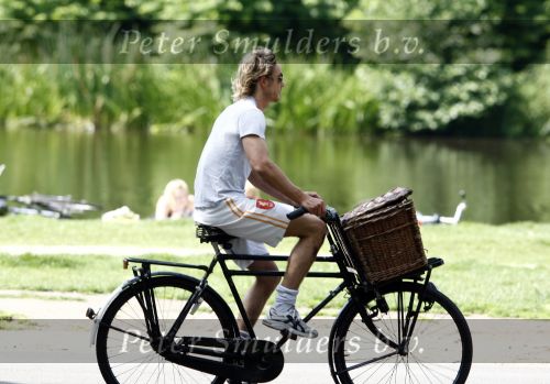 Amsterdam 2 juni 2008
Chris Zegers met bakfiets in het vondelpark.