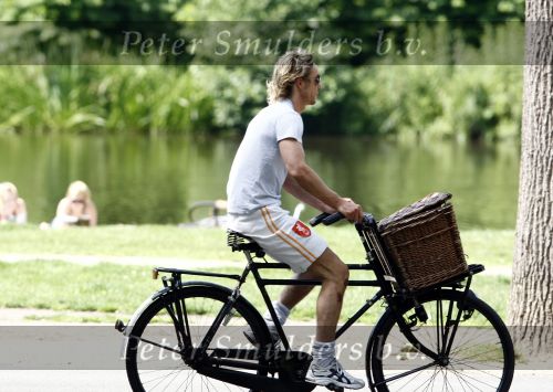 Amsterdam 2 juni 2008
Chris Zegers met bakfiets in het vondelpark.