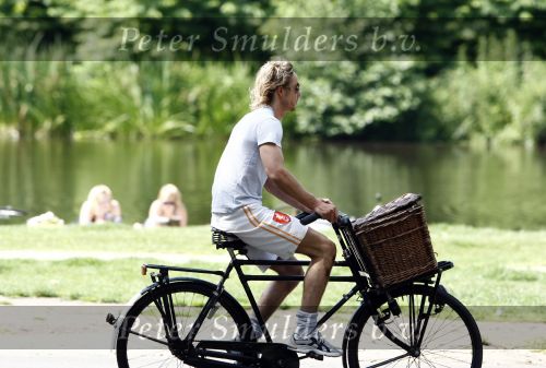 Amsterdam 2 juni 2008
Chris Zegers met bakfiets in het vondelpark.