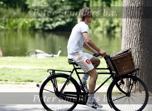 Amsterdam 2 juni 2008
Chris Zegers met bakfiets in het vondelpark.