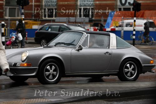 Amsterdam 10 maart 2008
Chris Zegers bellend in zijn old timer porsche.
Peter Smulders bv