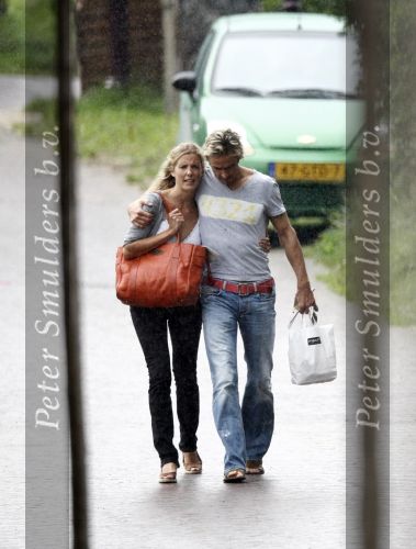Ruigoord 11 september 2008
Chris Zegers met zijn nieuwe vriendin Marije Braber in ruigoord.