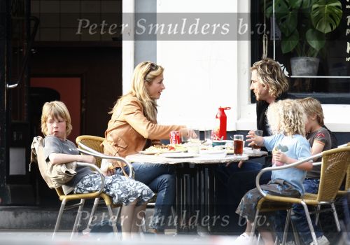 Weesp 27 april 2008
Wendy v Dijk met Sem en Chris zegers met.. zitten op terras iets te eten .
Peter Smulders bv