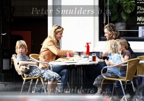 Weesp 27 april 2008
Wendy v Dijk met Sem en Chris zegers met.. zitten op terras iets te eten .
Peter Smulders bv