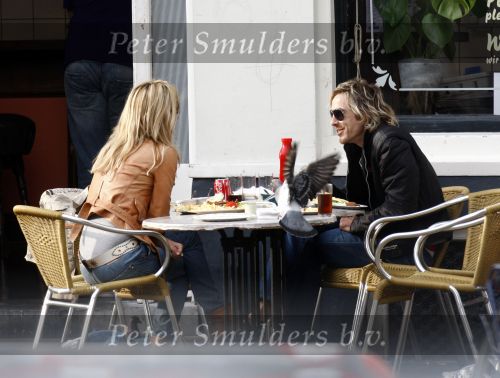 Weesp 27 april 2008
Wendy v Dijk met Sem en Chris zegers met.. zitten op terras iets te eten .
Peter Smulders bv