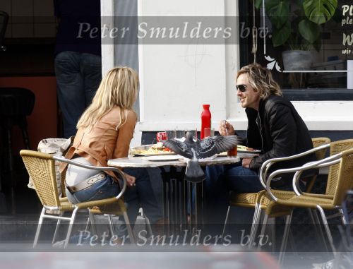 Weesp 27 april 2008
Wendy v Dijk met Sem en Chris zegers met.. zitten op terras iets te eten .
Peter Smulders bv