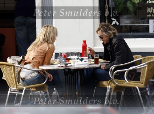 Weesp 27 april 2008
Wendy v Dijk met Sem en Chris zegers met.. zitten op terras iets te eten .
Peter Smulders bv