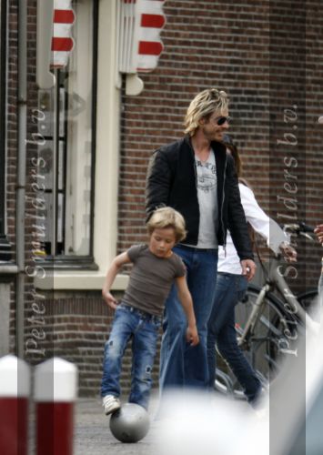 Weesp 27 april 2008
Wendy v Dijk met Sem en Chris zegers met.. zitten op terras iets te eten .
Peter Smulders bv