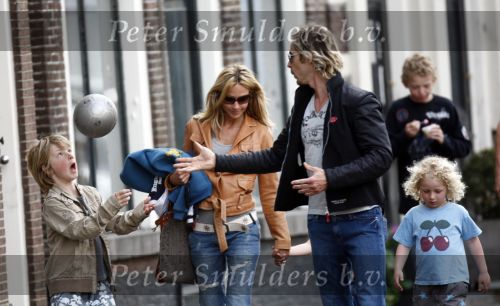 Weesp 27 april 2008
Wendy v Dijk met Sem en Chris zegers met.. zitten op terras iets te eten .
Peter Smulders bv