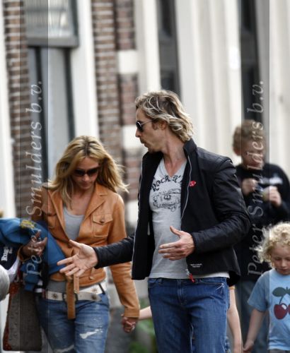 Weesp 27 april 2008
Wendy v Dijk met Sem en Chris zegers met.. zitten op terras iets te eten .
Peter Smulders bv