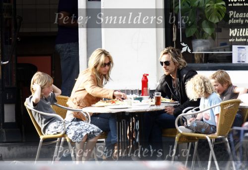 Weesp 27 april 2008
Wendy v Dijk met Sem en Chris zegers met.. zitten op terras iets te eten .
Peter Smulders bv